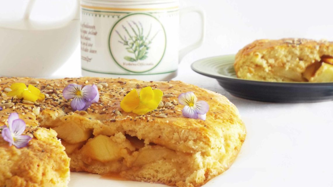 Schiacciata di mele con marmellata e semi