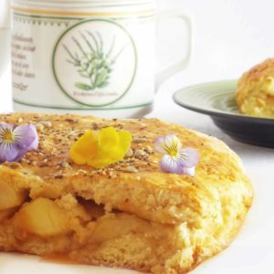 Schiacciata di mele con marmellata e semi