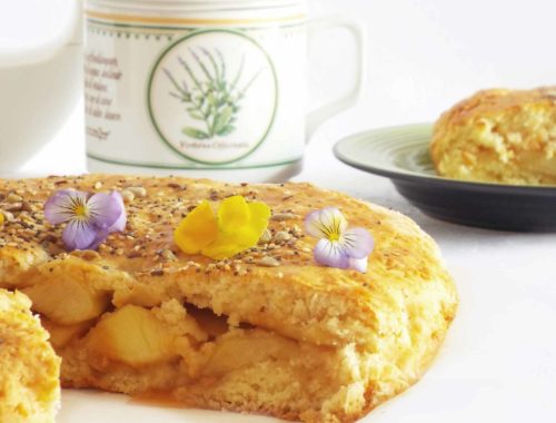 Schiacciata di mele con marmellata e semi