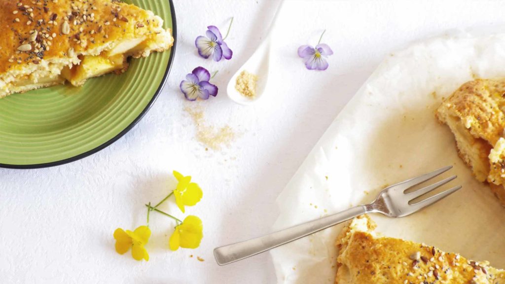 Schiacciata di mele con marmellata e semi