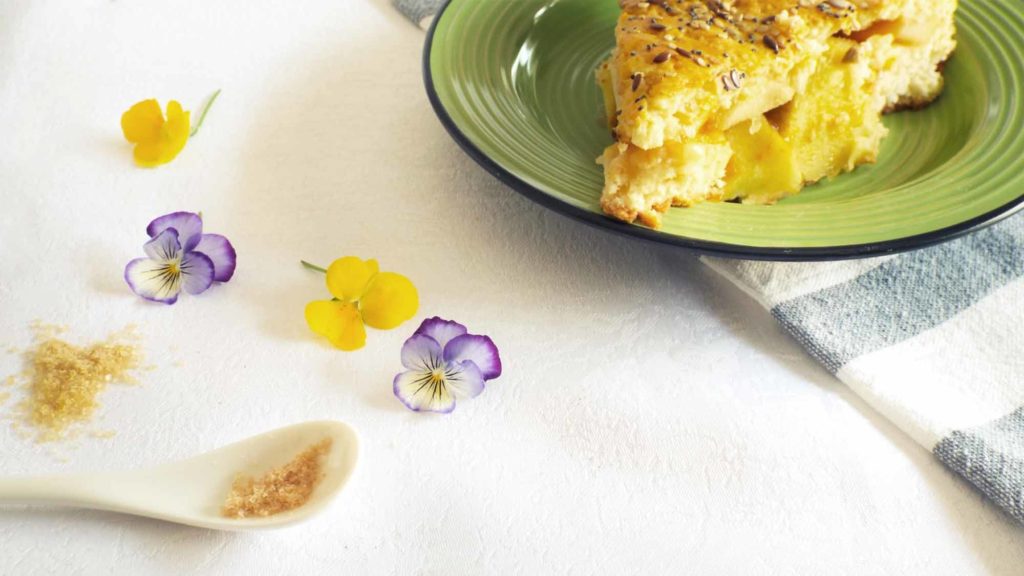 Schiacciata di mele con marmellata e semi