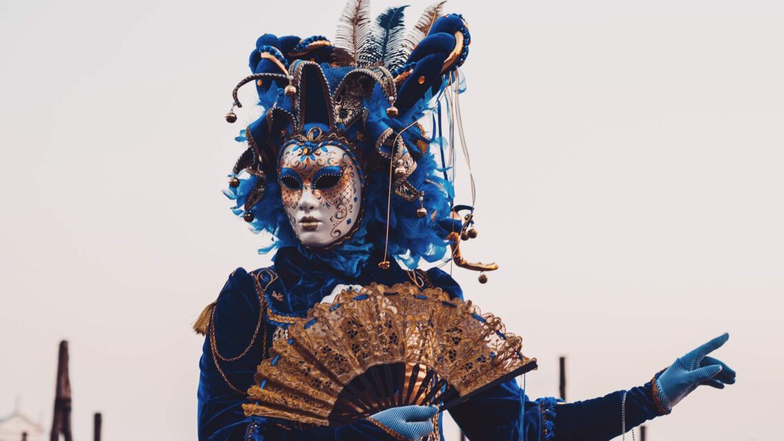 La storia di cinque maschere di Carnevale più famose: Arlecchino, Brighella, Colombina, Pulcinella, Balanzone