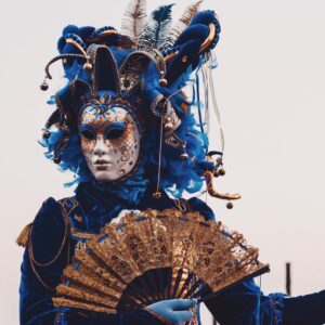 La storia di cinque maschere di Carnevale più famose: Arlecchino, Brighella, Colombina, Pulcinella, Balanzone