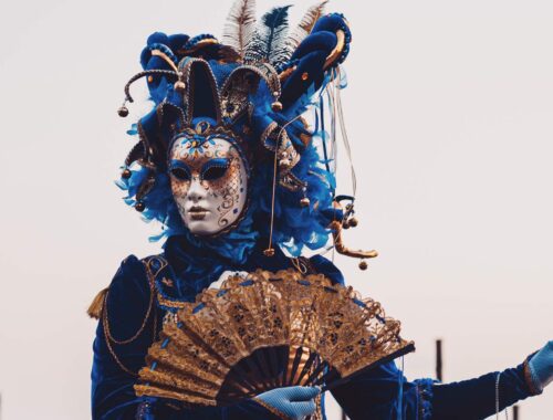 La storia di cinque maschere di Carnevale più famose: Arlecchino, Brighella, Colombina, Pulcinella, Balanzone