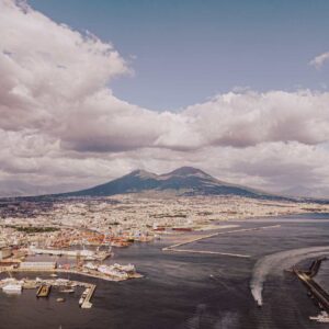 vulcani italiani: cosa fare in caso di eruzione e come tenersi informati
